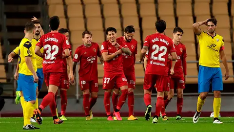 Los jugadores de Osasuna celebran el tercer gol ante el Tomares durante el partido correspondiente a la primera eliminatoria de la Copa del Rey, que estos dos equipos juegan hoy en el estadio olímpico de La Cartuja en Sevilla. EFE/Julio Muñoz