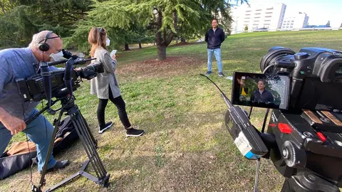 El Dr. José Luis Del Pozo, director del Área de Enfermedades Infecciosas de la Clínica Universidad de Navarra, durante el rodaje del documental con el equipo de Comunicación. CUN