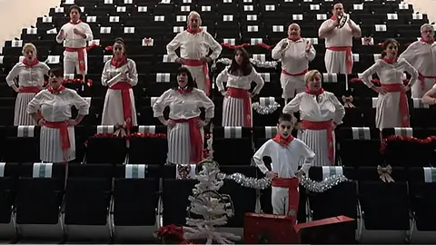 Varios de los integrantes de la escuela de jotas Manuel Turrillas durante la grabación de la jota-villancico. YOUTUBE