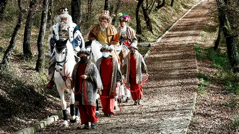 Los Reyes Magos de Oriente se acercan ya a Pamplona para entregar los regalos a los niños, pese a las dificultades generadas este año por las restricciones derivadas de la pandemia de covid-19.En concreto, sus Majestades de Oriente han sido vistas internándose en un bosque de Navarra a lomos de tres caballos y acompañados por sus pajes. Será el próximo 5 de enero cuando los Reyes Magos, como es tradicional, lleguen a Pamplona para no faltar a su cita ineludible con los niños que les han solicitado sus regalos.  EFE/ Jesús Diges