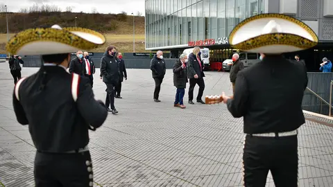 La directiva de Osasuna es recibida con unos Mariachis en protesta por la elección de la nueva asamblea.