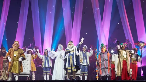 Los Reyes Magos llegan al Navarra Arena con la obra "Stella" entre una gran multitud de niños. MIGUEL OSÉS