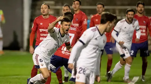 Oier Sanjurjo celebra con el puño en alto su gol a la UE Olot en la Copa del Rey. CA Osasuna.