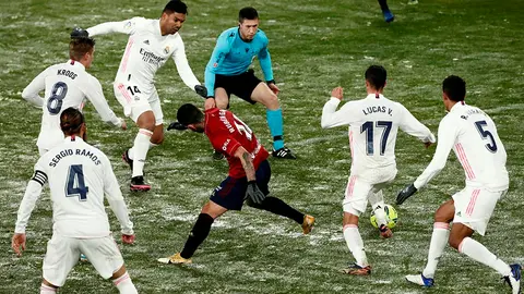 El lateral del Real Madrid Lucas Vázquez (2-d) juega un balón ante Rubén García (c), de Osasuna, durante el partido de Liga en Primera División que disputan esta noche en el estadio de El Sadar, en Pamplona. EFE/Jesús Diges
