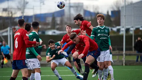 Partido entre Osasuna Promesas y Tarazona jugado en las instalaciones de Tajonar. MIGUEL OSÉS