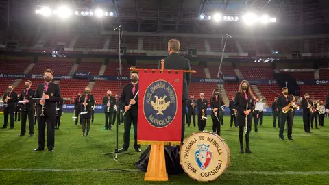 La Banda Joven de Marcilla interpreta el himno de Osasuna sobre el césped de El Sadar OSASUNA