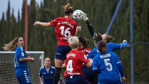 Partido de futbol entre Osasuna Femenino y Seagull Badalona disputado en las instalaciones de Tajonar. MIGUEL OSÉS