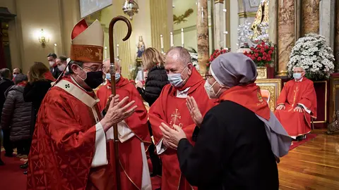 Celebración en Pamplona de la segunda Misa de la Escalera de San Fermín de 2021 en la que se ha homenajeado a las residencias por su lucha contra el coronavirus. PABLO LASAOSA
