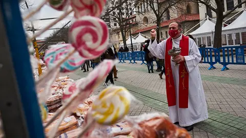 Bendiciones de los puestos con motivo de San Blas, esta vez en el paseo Sarasate a consecuencia del coronavirus. PABLO LASAOSA