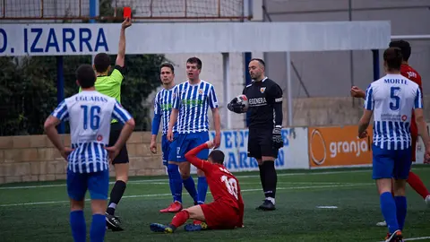 Partido entre Izarra y Osasuna Promesas jugado en el campo de Merkatondoa de Estella. MIGUEL OSÉS