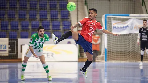 El Osasuna Xota se enfrenta al Real Betis Futsal en el pabellón Anaitasuna. PABLO LASAOSA
