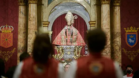 Tercer peldaño de la tradicional Misa de la Escalera en honor a San Fermín, dedicada a los ganaderos y mundo taurino. PABLO LASAOSA