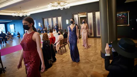 Las candidatas a Miss Navarra 2021 acceden al salón para la decision final. MIGUEL OSÉS