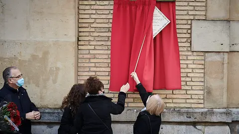 Colocación de las placas de asesinados por la banda terrotista ETA en Pamplona. PABLO LASAOSA