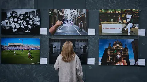 El Parlamento de Navarra inaugura la exposición "Crónica de una pandemia", promovida por la Asociación de Reporteros Gráficos de Navarra (AREGNA). PABLO LASAOSA