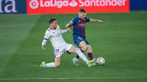 Imagen de la primera parte en el Alcoraz. Barja peleando por una pelota. SD HUESCA