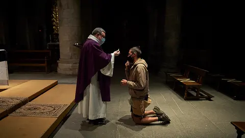 Steve, peregrino que viene desde Alemania, comulga durante la Misa. PABLO LASAOSA