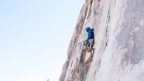 Un hombre escala una montaña. ARCHIVO