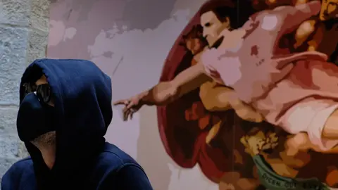 La concejala delegada de Cultura e Igualdad, María García-Barberena, acompañada por el artista urbano que responde a las siglas LKN y que mantiene en secreto su identidad, presenta una exposición de reproducciones a tamaño real de la obra satírica que ha ido instalando en el espacio público de la ciudad. MIGUEL OSÉS