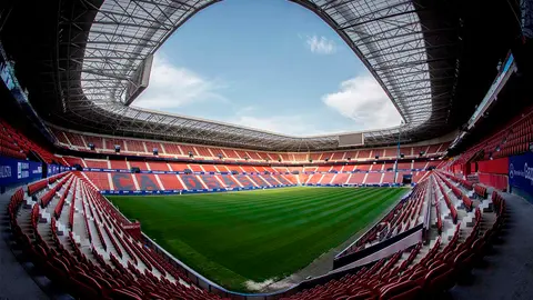 La reforma de El Sadar va llegando a su fin con la colocación del segundo videomarcador de grandes dimensiones, que proporcionará a los aficionados un lugar de referencia donde observar diferentes datos, anuncios o celebraciones de gol. EFE/Villar López