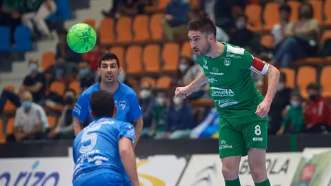 Osasuna Magna se enfrenta al Peñiscola en el Pabellón Anaitasuna de Pamplona. MIGUEL OSÉS