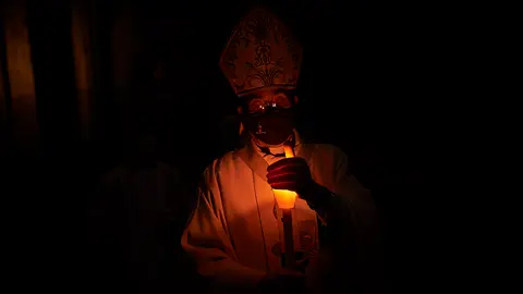 Noche de Vigila Pascual en la catedral de Pamplona durante la Semana Santa de 2021. PABLO LASAOSA