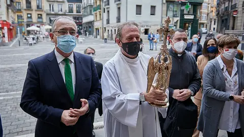 El Ángel de Aralar visita el Ayuntamiento de Pamplona en su recorrido por Navarra. PABLO LASAOSA