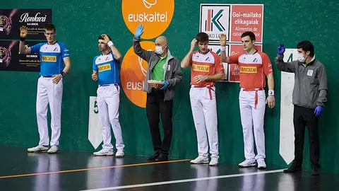 Elezkano y Zabaleta se enfrentan a Altuna y Mariezkurrena en el frontón Labrit de Pamplona. PABLO LASAOSA