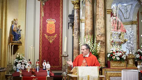 Quinto peldaño de la tradicional Misa de la Escalera en honor a San Fermín, dedicada a la comparsa. PABLO LASAOSA