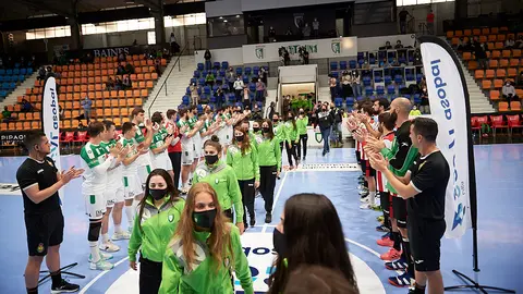 El Helvetia Anaitasuna se enfrenta al Puerto Sagunto en Pamplona. PABLO LASAOSA