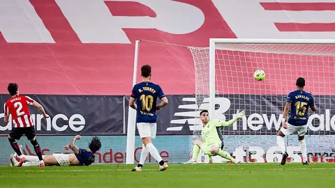 Jon Morcillo marca durante el encuentro entre Athletic de Bilbao y Osasuna correspondiente a la jornada 35 de primera división que han disputado en el estadio de San Mamés. AFP7 / Europa Press
