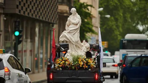 Cientos de personas reciben a la Virgen de Éfeso en su recorrido entre la Universidad de Navarra y la Catedral de Pamplona. PABLO LASAOSA