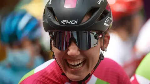 La consejera de Cultura y Deporte, Rebeca Esnaola, asiste a la disputa de la segunda de las carreras de las Clásicas Féminas de Navarra. MIGUEL OSÉS