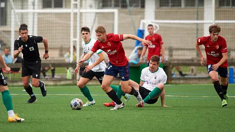 Partido entre Osasuna Promesas y Racing de Santander disputado en las instalaciones de Tajonar. MIGUEL OSÉS