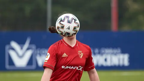 Osasuna Femenino se enfrenta al Atlético de Madrid en las instalaciones de Tajonar. MIGUEL OSÉS