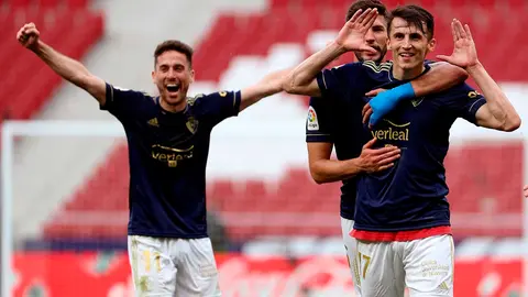 El delantero croata Ante Budimir festeja su gol ante el Atlético de Madrid, durante el partido de la Liga de la jornada 37 contra Osasuna que se disputa en el estadio Wanda Metropolitano.- EFE/ Rodrigo Jiménez