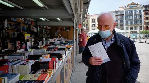 Feria del libro en la Plaza del Castillo de Pamplona. MIGUEL OSÉS