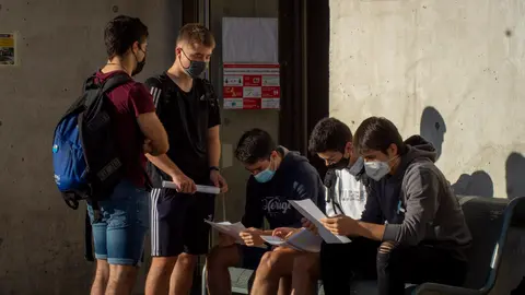 Los estudiantes de Navarra se presentan a la prueba de la Evau en el Aulario de la Universidad de Navarra. MEGAN WALLS