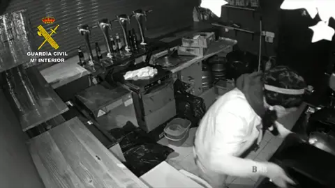Imagen de la cámara de seguridad del robo en un bar de Estella GUARDIA CIVIL