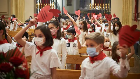 Misa infantil del sexto peldaño de la escalera en la Parroquia de San Lorenzo en honor a San Fermín. PABLO LASAOSA