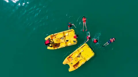 GRAFCAV5996. ALLOZ, 13/06/2021.- Dos pequeñas barcas a pedales sirven para disfrutar de un buen baño en las aguas del pantano de Alloz, en una jornada donde la Agencia Estatal de Meteorología anuncia para este domingo viento flojo variable con predominio del sur y sureste durante las horas centrales, y temperaturas en ascenso, más acusado el de las máximas que hoy han alcanzado los 34 grados.   EFE/ Jesús Diges
