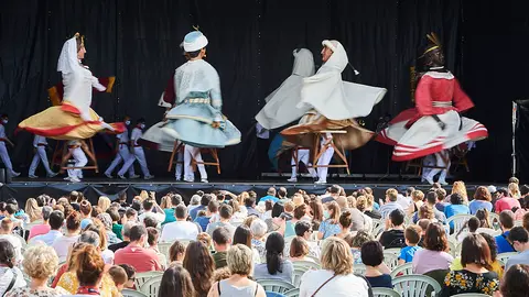 La Comparsa de Gigantes de Pamplona ofrece un espectáculo en la Ciudadela de Pamplona ante la imposibilidad de salir a las calles en San Fermín. PABLO LASAOSA