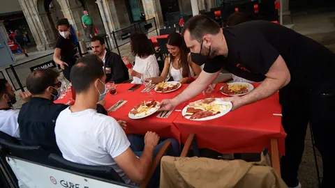 Decenas de personas almuerzan en la Plaza del Castillo de Pamplona durante los no sanfermines de 2021. MIGUEL OSÉS
