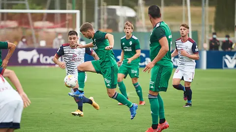 Osasuna se enfrenta al Mirandés en un partido amisotoso de pretemporada en las instalaciones de Tajonar. PABLO LASAOSA