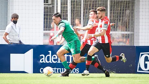 Oasasuna se enfrenta al Logroñés en un partido amistoso de pretemporada en Tajonar. PABLO LASAOSA