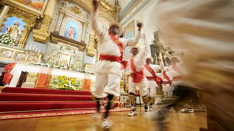 Misa mayor en honor a San Lorenzo durante el día de su patrón con actuación de los danzantes de San Lorenzo. PABLO LASAOSA