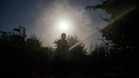 Los bomberos de Navarra sofocan un incendio en las faldas del monte San Cristobal muy cerca de la localidad de Artica. MIGUEL OSÉS