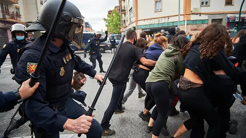 Disturbios durante el desalojo del Gaztetxe de la Rochapea. PABLO LASAOSA