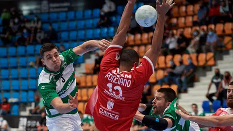 Balonmano Anaitasuna juega contra el Cuenca en el pabellón Anaitasuna de Pamplona. MIGUEL OSÉS