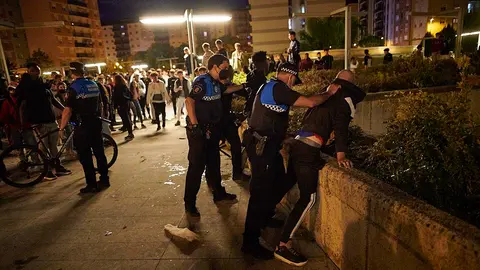 La Policía Municipal de Ansoáin interviene durante las no fiestas de 2021. PABLO LASAOSA